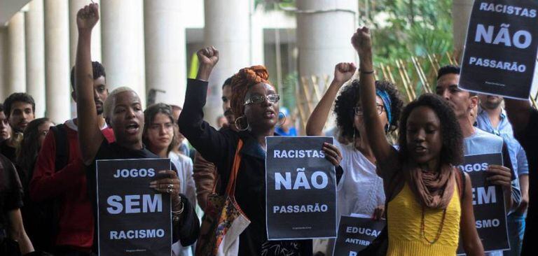 Manifestação na PUC-Rio contra o racismo nos jogos jurídicos.