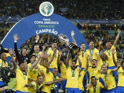 Daniel Alves ergue a taça de campeão da Copa América.