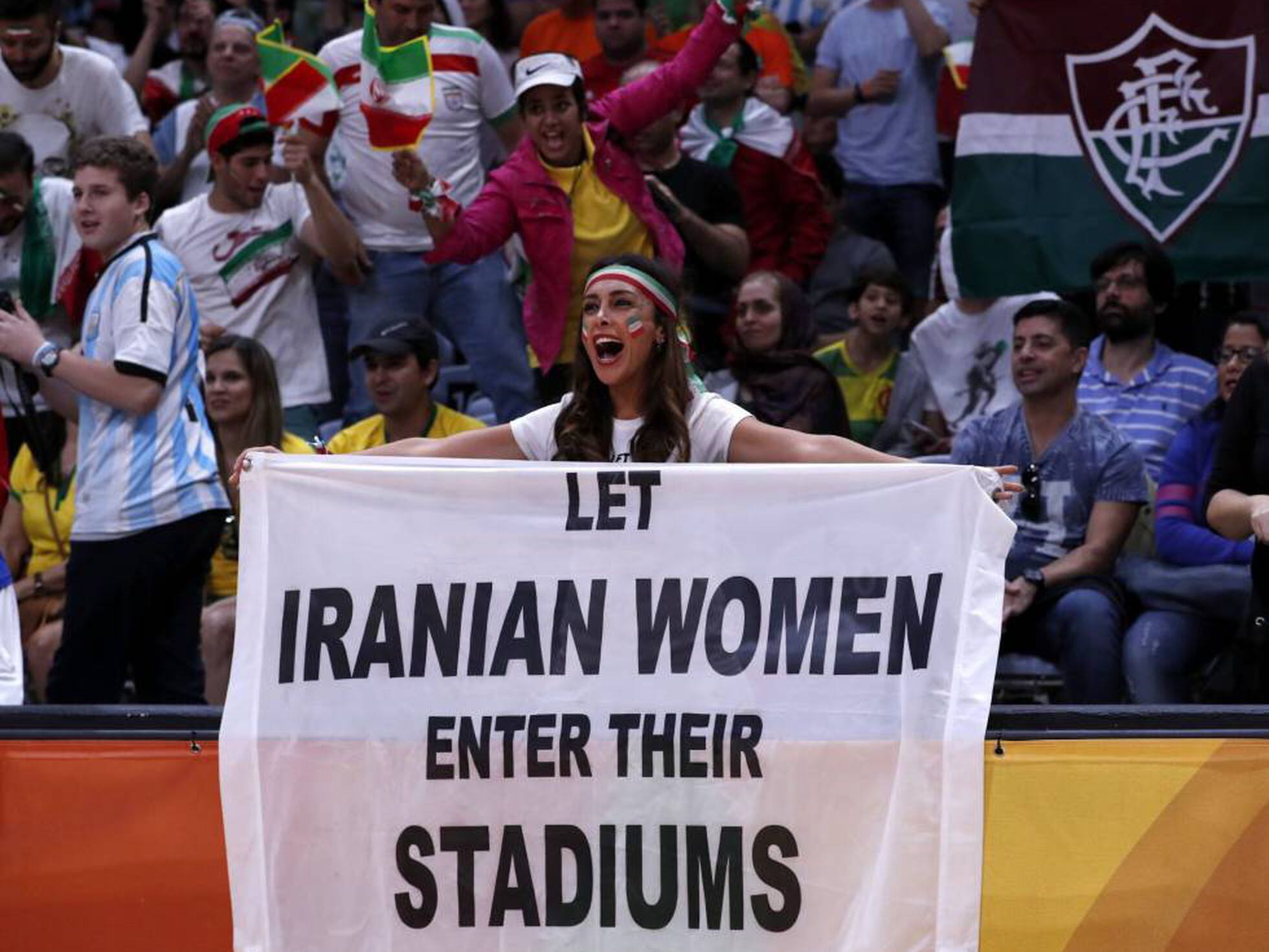 Poluição cancela jogos do Campeonato Iraniano - Superesportes