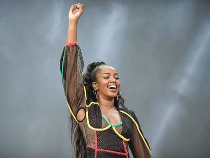 Iza durante apresentação no festival Lollapalooza. Em vídeo, cantora fala sobre racismo.