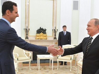 Assad (esq.) cumprimenta Putin no Kremlin.