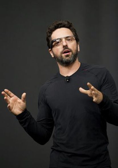 Sergey Brin, cofundador do Google, usando os óculos.