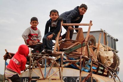 Crianças em caminhão em fuga da zona norte de Alepo, em 15 de fevereiro.