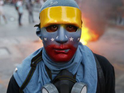 Jovem participa de protesto em Caracas.
