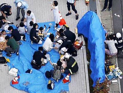 Equipes de socorro atendem os feridos depois do esfaqueamento em massa no Japão.