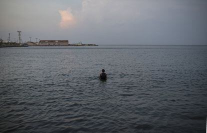 Um homem toma banho no Lago Maracaibo, Venezuela.