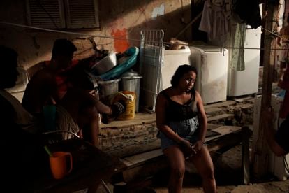 Manicure Leticia Machado, 31 anos, e com sete filhos, é fotografada em sua casa na favela do Turano, no Rio de Janeiro.