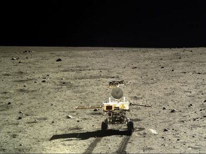 Imagem do veículo motorizado ‘Yutu’ no solo da Lua.