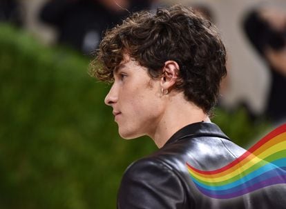 Shawn Mendes, fotografado no Baile do Met de 2021, é perseguido (graças à magia da montagem fotográfica) por um arco-íris.