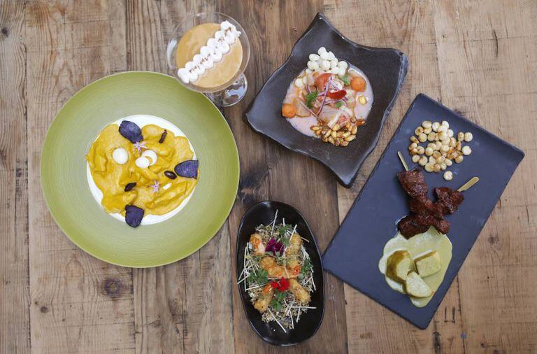 A partir da esquerda, ají de gallina, suspiro limeño, quina, ceviche e espetinho de carne.