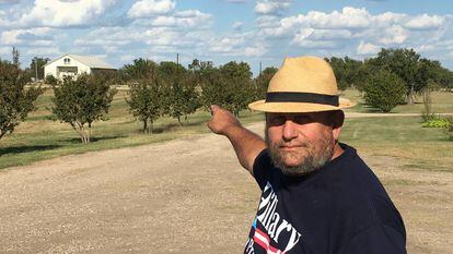 Charles Pace, o pregador que mora na fazenda dos davidianos em Waco, mostra o lugar da tragédia de 1993