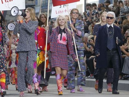 O estilista Karl Lagerfeld não teme polêmica e fechou seu desfile de primavera/verão 2015 para Chanel com uma manifestação. Lideradas por Cara Delevigne com um megafone, os modelos portavam cartazes em que se liam frases como "Seja teu próprio estilista", "As mulheres primeiro" ou "Liberemos a liberdade".