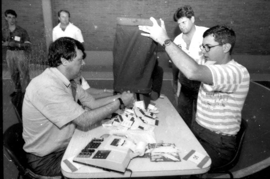 Apuração eleitoral em Porto Alegre em 1992, época dos votos em papel.