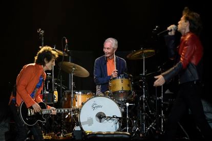 Charlie Watts, ao centro, se apresenta com os Rolling Stones em agosto de 2019 em Denver, Colorado.