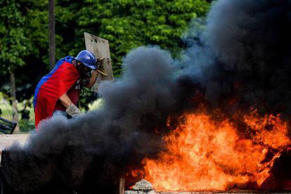 Um manifestante, durante uma mobilização em Caracas no passado dia 23.