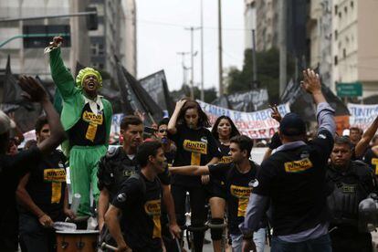 Manifestação de trabalhadores demitidos no Rio, nesta segunda.