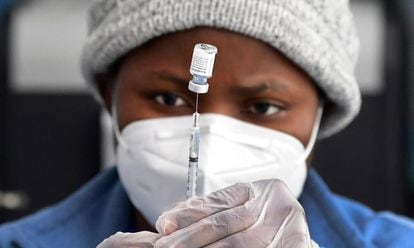 Uma enfermeira prepara uma dose da vacina da Pfizer em 10 de março, em Los Angeles.