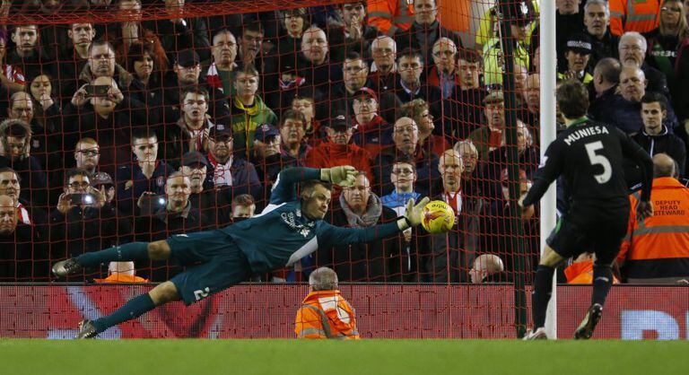 Mignolet faz defesa que valeu vaga na final.