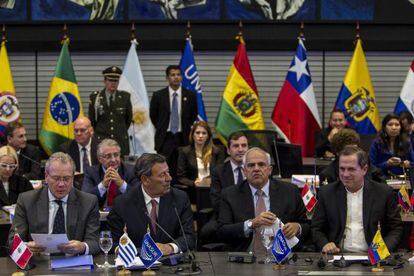 Os ministros de exteriores de Uruguai, Peru e Equador, na reunião da Unasul.