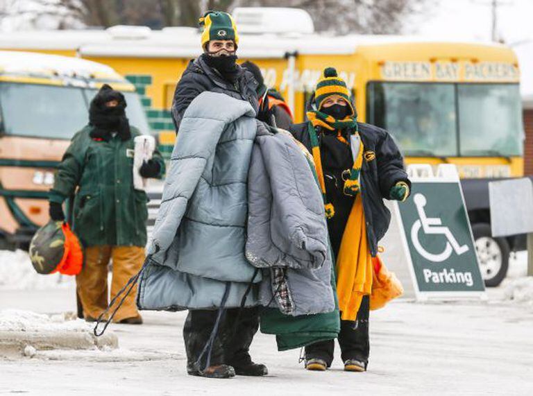 Torcedores do Packers de Green Bay (Wisconsin) preparam-se para uma partida a -15 graus.
