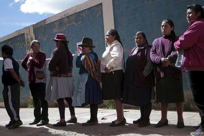 Moradores de Cusco, no Peru, esperam para votar.