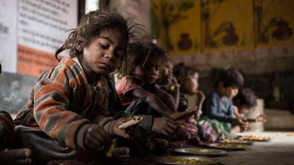 Almoço no Anganwadi (centro infantil rural) do povoado de Rampuria, Rajastão, Índia.