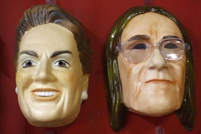 Máscaras dos rostos de Dilma e Graça Foster.