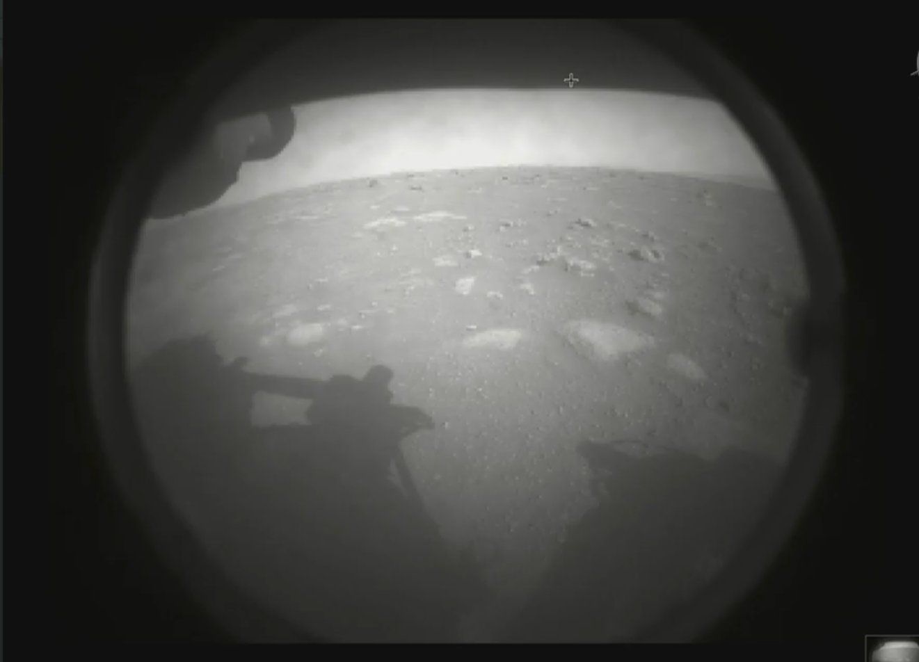 Uma das primeiras imagens da 'Perseverance' feitas na superfície de Marte. 