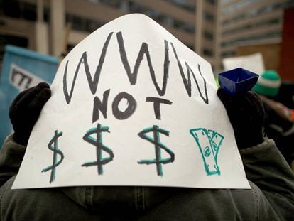 Manifestantes protestam, em Washington, contra o fim da neutralidade da internet nos Estados Unidos. 