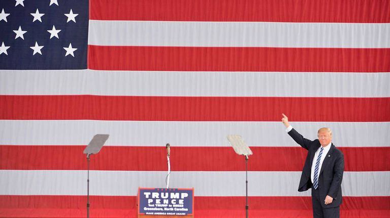 O candidato republicano em Greensboro, Carolina do Norte.
