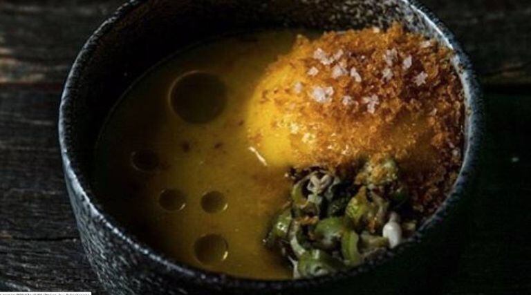 Gaspacho amarelo defumado, espuma de manga e quiabo tostado do menu do restaurante Oro, do chef Felipe Bronze.