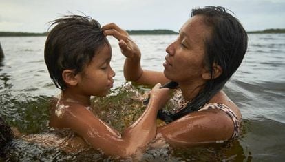 Tupi toma banho com seu filho de 10 anos.