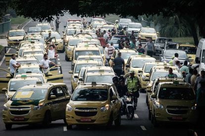 Taxistas bloquearam ruas em protesto contra o Uber.