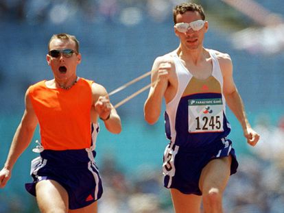 O atleta checo Petr Novak correndo cara a cara com seu script
