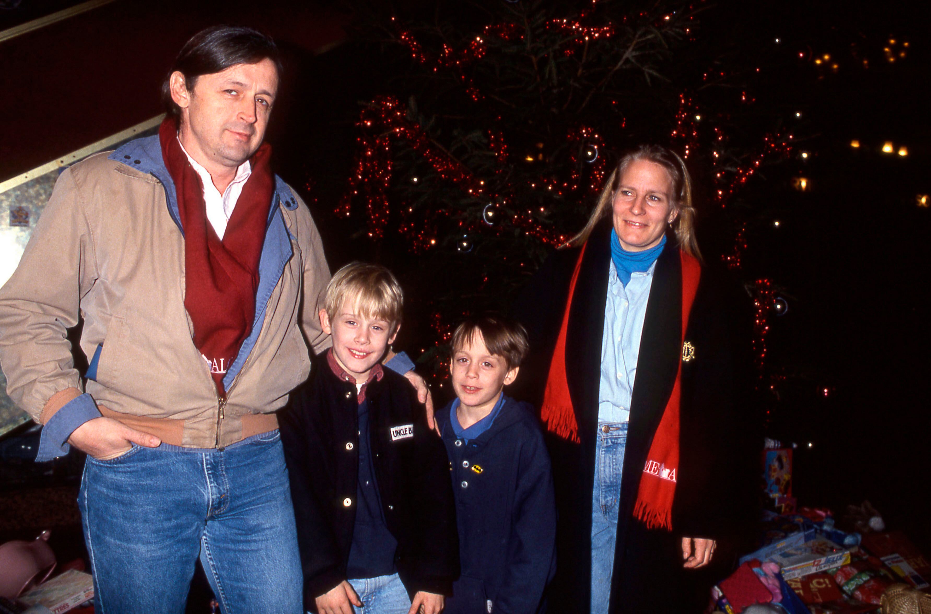 Kieran Culkin (o menor) posa em Paris com o irmão Macaulay; a mãe, Patricia Bretnup, e o pai, Christopher ‘Kit’ Culkin, no Natal de 1990. 