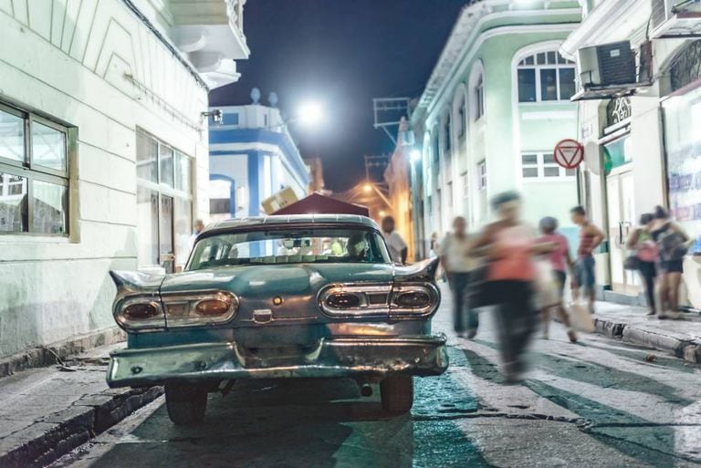 Um carro clássico dos EUA (um Ford Fairlane de 1958) em uma rua central de Santiago de Cuba, a grande cidade do leste da ilha.