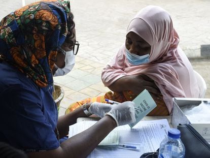Vacinação em Lagos, a maior cidade da Nigéria, em 26 de novembro.