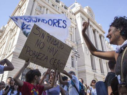 Trabalhadores despedidos do Centro Cultural Kirchner protestam na quinta-feira na porta do estabelecimento.