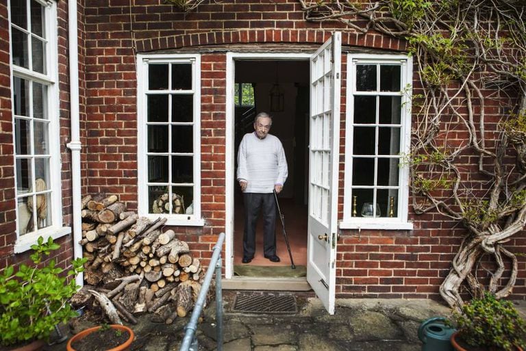 George Steiner na porta de sua casa em Cambridge, em 2016.