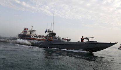 Lancha da Guarda Revolucionária iraniana em frente ao navio britânico capturado no estreito de Ormuz em 21 de julho de 2019.