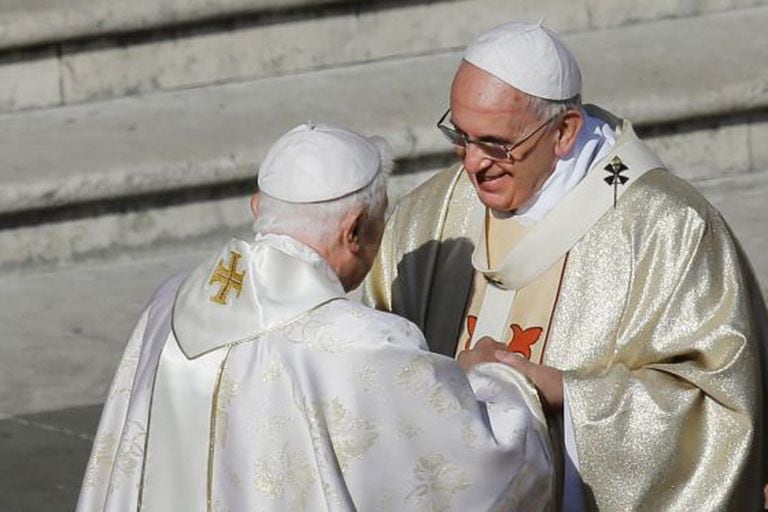 Francisco e Bento XVI durante a beatificação de Paulo VI.