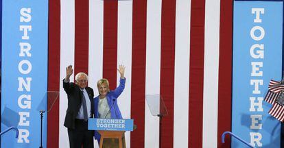 Clinton e Sanders, em ato nesta terça.