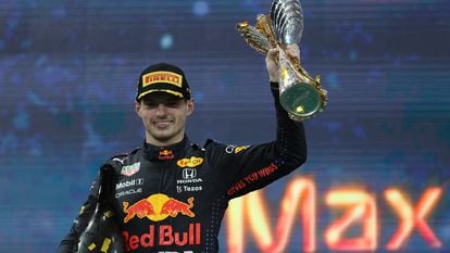 Max Verstappen, no pódio do GP de Abu Dhabi, já como campeão mundial.