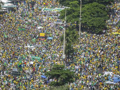 Milhares, de verde e amarelo, protestam no Rio.