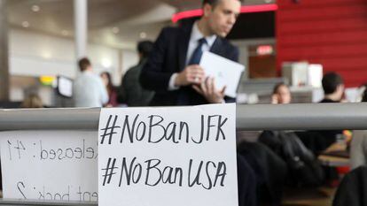 Cartazes contra a ordem de Trump no aeroporto JFK de Nova York.