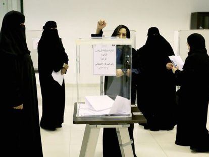 Eleitoras depositam votos em Riad, na Ar&aacute;bia Saudita, neste s&aacute;bado. 