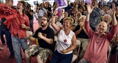 Seguidores do Syriza comemoram os resultados das eleições.