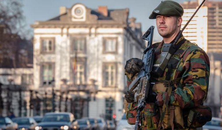 Militar belga custodia a residência do primeiro-ministro, no centro de Bruxelas.
