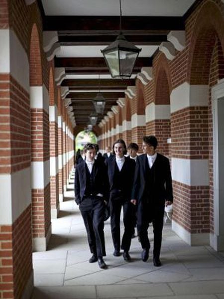 Alunos do prestigioso colégio particular britânico Eton.