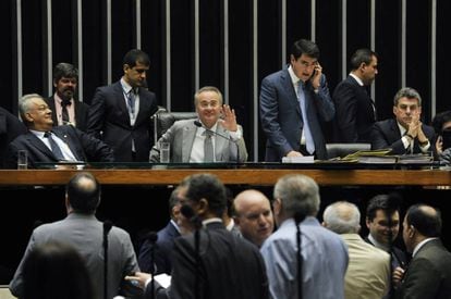 Renan, ao centro, na sessão do Congresso.